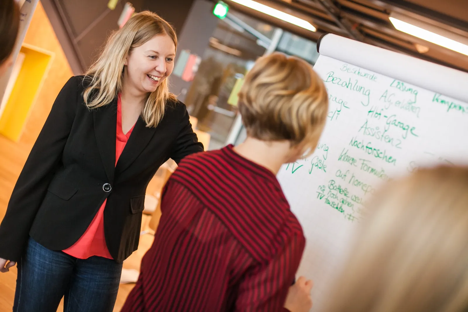 Annemarie Maurer im Gespräch mit einer Workshop-Teilnehmerin am Flipchart