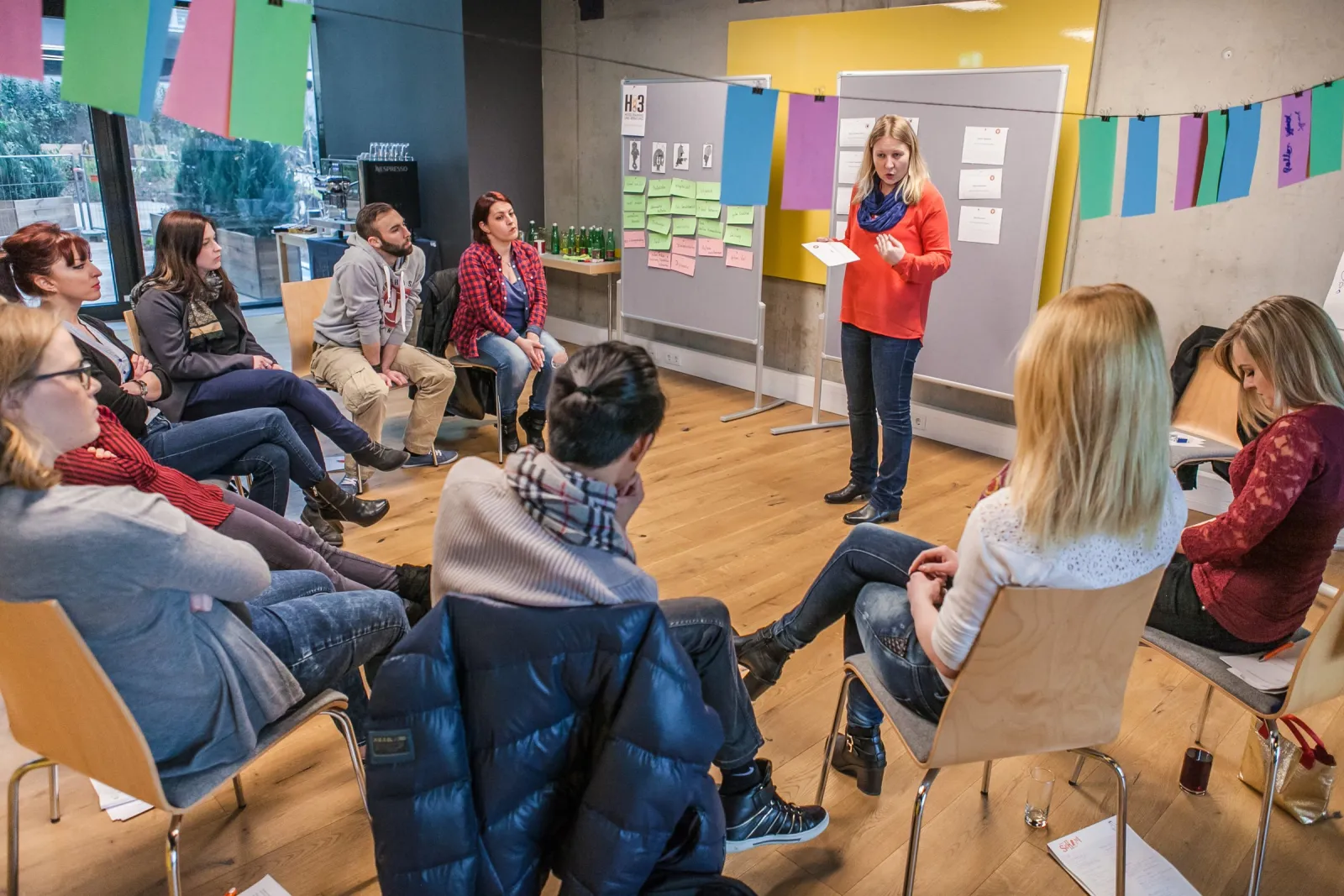 Annemarie Maurer leitet einen Workshop vor einer Pinnwand